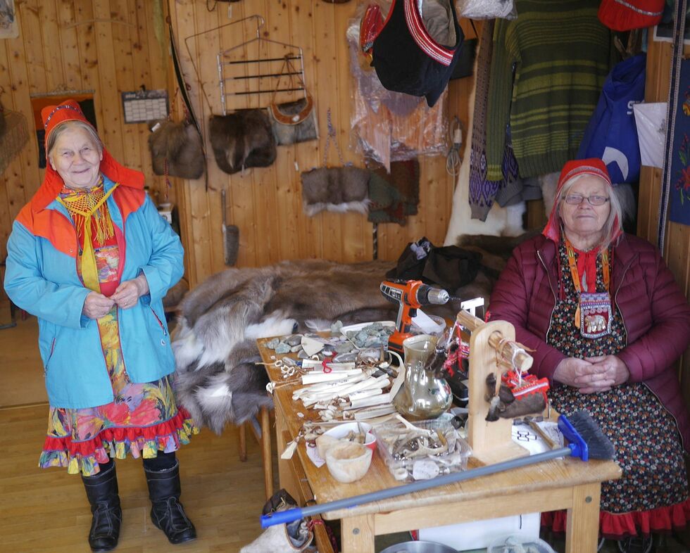 Suvenirveteranene Karen Marie Somby (til venstre) og Berit Marie Eira er på plass i suvenirbua nede på dampskipskaia i Honningsvåg.
 Foto: Geir Johansen