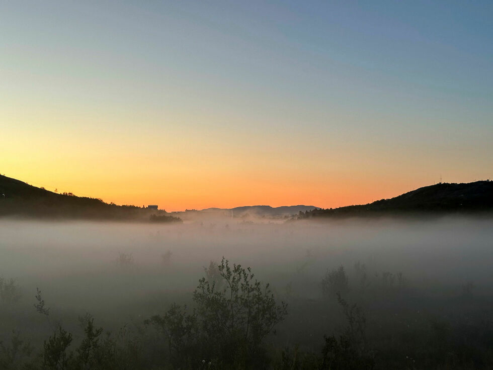 Når vannet er varmere enn lufta på sensommeren kan man oppleve rå skjønnhet som her utenfor Kirkenes.
 Foto: Hallgeir Henriksen