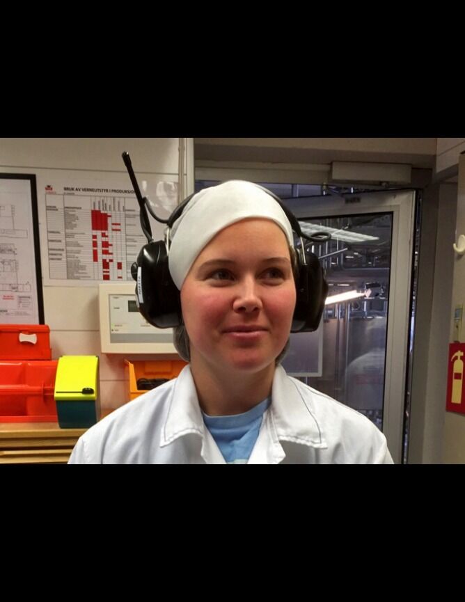 Marita Guttorm (28) kan glede seg over å ha fagbrev i industriell matproduksjon, som hun har tatt ved Tine i Tana.
 Foto: Tine Finnmark