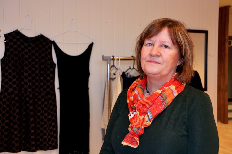Susanne Sarre vil ikke bruke ordet loppemarked. Hun vil at det som selges i bruktbutikken hennes skal være litt ordentlig. – Man skal ha lyst til å handle her, sier hun til Ságat.
 Foto: Kristin Marie Ericsson