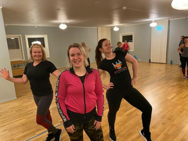 – Herlig å danse zumba igjen!