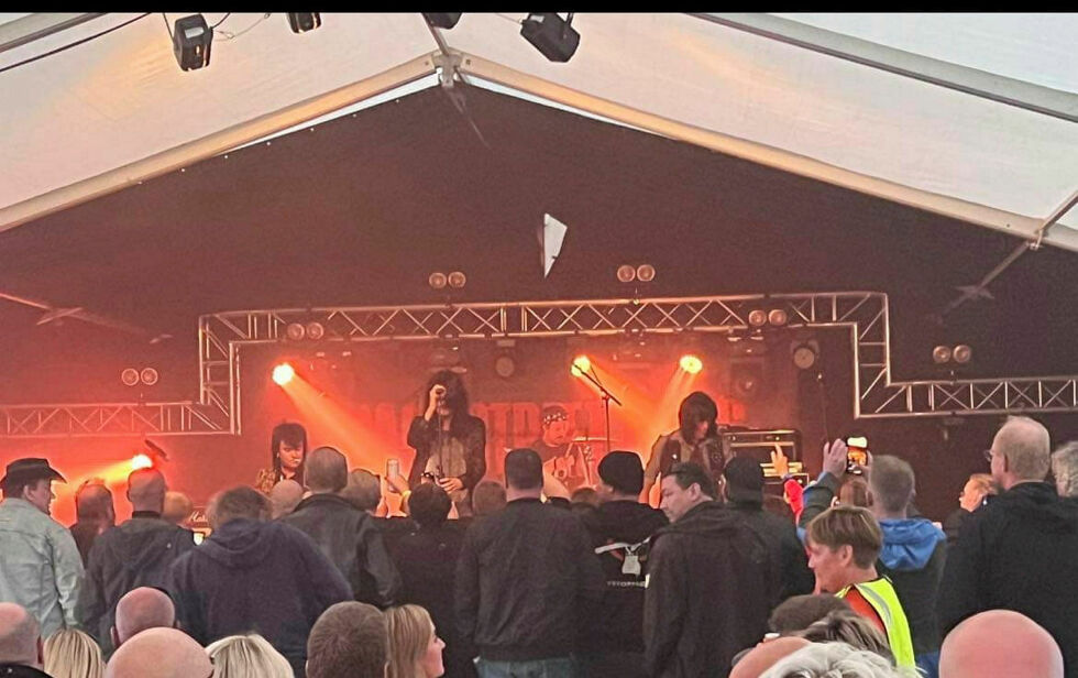Her ser vi Backstreet Girls utfolde seg på scenen.
 Foto: Privat