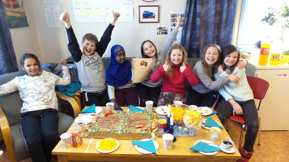 Elevene i femte klasse ved Nesseby oppvekstsenter hadde all grunn til å juble etter å ha vunnet årets lesekonkurranse for femteklassene i Tana og Nesseby.
 Foto: Privat