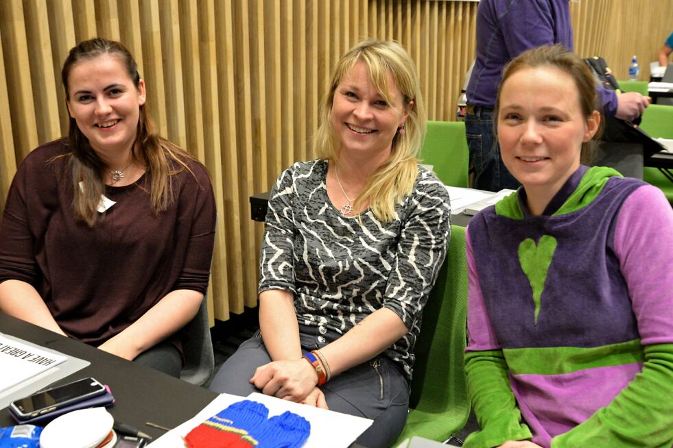 «Ungdomsdelegasjonen» fra Kjøllefjord Pia Henriksen, Charlotte Angell og Anette Vevang Pirtimäki.
 Foto: Steinar Solaas