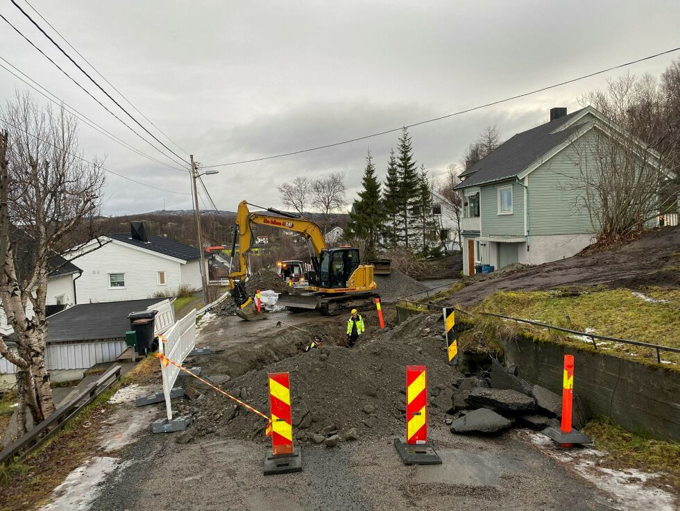Kristen Nygaardsgate i Kirkenes vil være stengt noen dager grunnet graving og legging av nye  vann-og-avløpsrør til en enebolig. Her justerer Jan Petter Hallonen  litt i grøfta med krafsa. Foto: Hallgeir Henriksen
 Foto: Hallgeir Henriksen