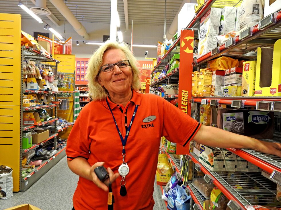Butikksjef på Coop Extra i Lakselv, Nina Valstad, er glad for at utstyret i butikken er i drift igjen. Hun ble nemlig ganske så varm og stresset da ting begynte å streike i varmen.
 Foto: Kristin Marie Ericsson