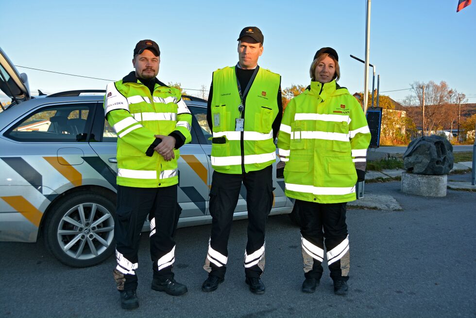 Statens vegvesen hadde tre kontrollører i Olderfjord, fredag ettermiddag. Erland Tretteskog og Julia Viknenko kom kjørende fra Lakselv i Statens vegvesen sin egen bil, mens Tor Johan Hjelmstad ble med en av bussene.
 Foto: Kristin Marie Ericssson