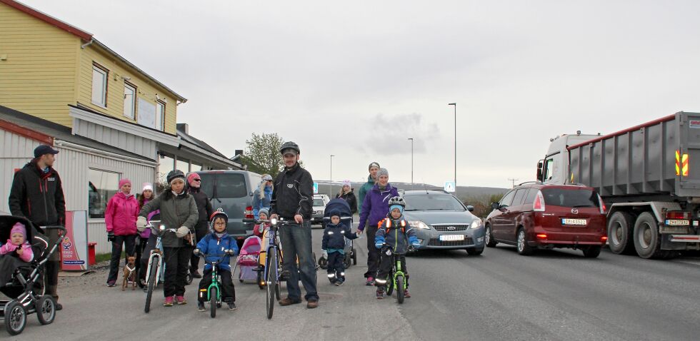 Statens vegvesen ønsker å gjøre noe med trafikkforholdene i sentrum av Vestre Jakobselv. Bildet er fra i sommer da noen beboere i bygda aksjonerte for bedre forhold for de myke trafikantene.
 Foto: Torbjørn Ittelin