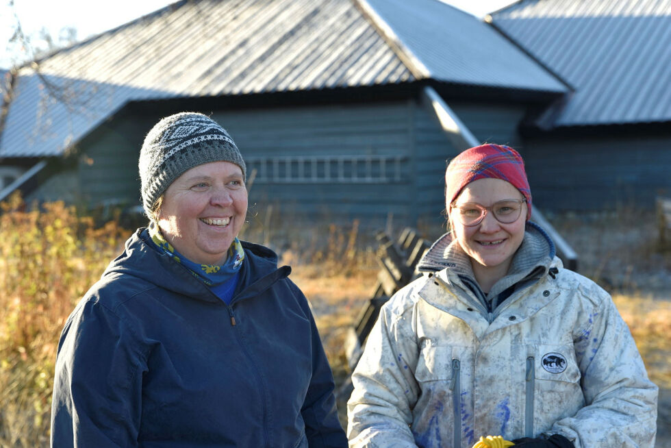 Det er Gry Ingebretsen, daglig leder ved Stabbursnes naturhus og Ann Máret Eira som står for mulighetene for at elevene fikk dra til naturhuset i år.
 Foto: Oskar Melkeraaen Aas