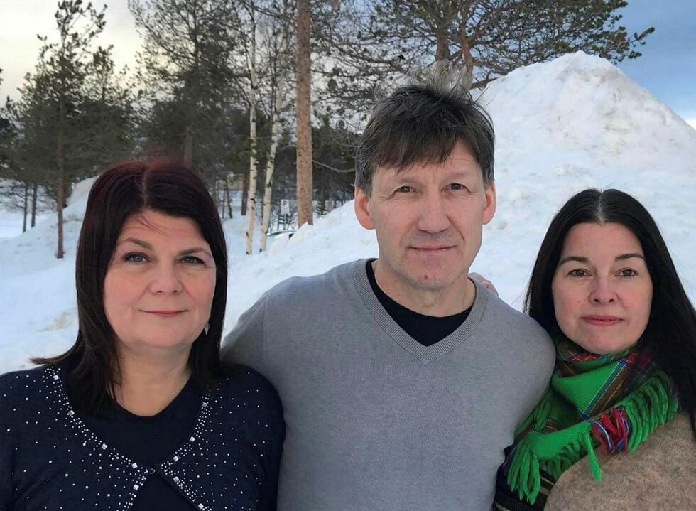 Trine Noodt, grup­pe­le­der Troms og Finn­mark Venstre, Isak Ole Jo­han­sen Hætta, le­der Guov­da­ge­aidnu Venstre og Irene Dahl, fyl­kes­le­der Troms og Finn­mark Venstre.
 Foto: Troms og Finnmark Venstre
