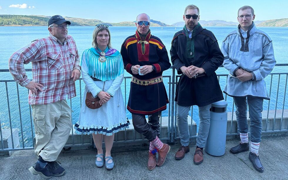 Tre av fem reineiere fra Sør-Varanger vrengte kofta i møtet med statsråden. Fra venstre ser vi Egil Kalliainen, Elin Magga, Atle Magga med kofta på rett side, Egil og Vegar Nilsen Trasti.
 Foto: Hallgeir Henriksen