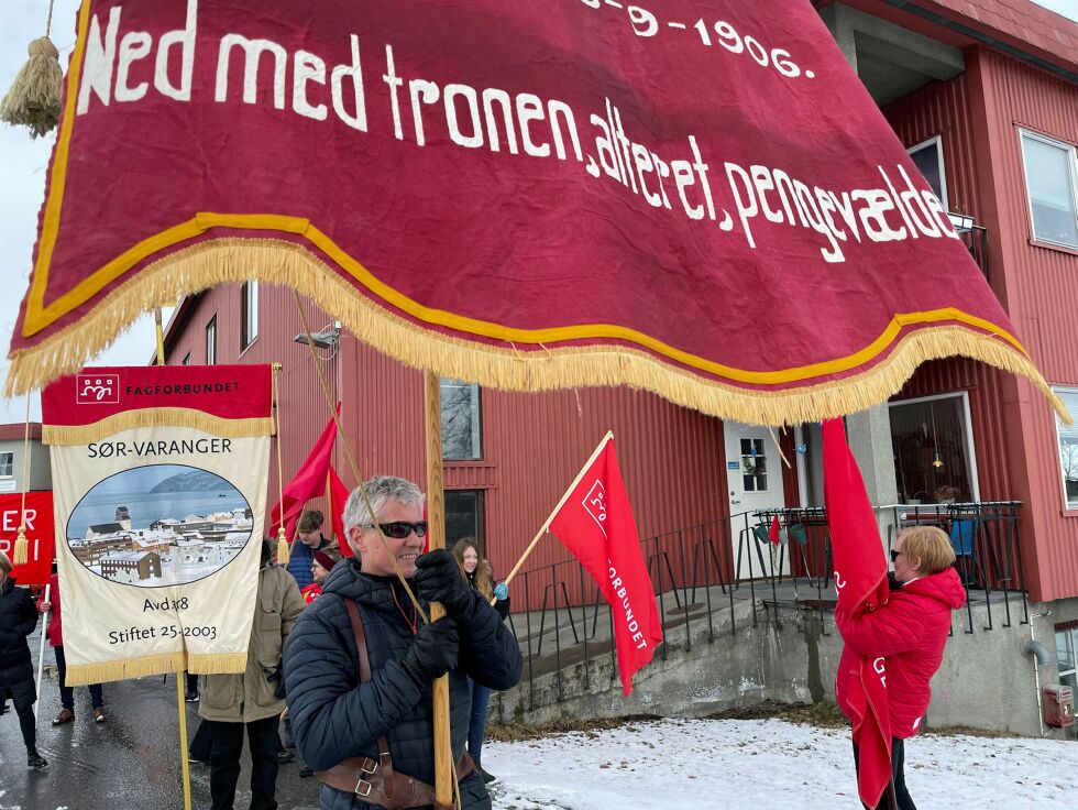 Trond Hansen bar stolt opprørsfanen slik hans oldefar Hans Sandnæs gjorde det for 110 år siden.
 Foto: Birgitte Wisur Olsen
