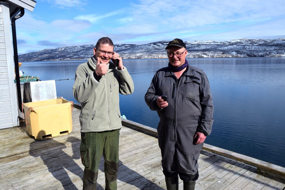 Geir Wilhelmsen (til venstre) er daglig leder ved Tana Fisk & Sjøfarmer i Vestertana. Han rapporterer om gode laksefangster og at bruket har kjøpt opp ett tonn villaks så langt denne sesongen. Her sammen med en annen sjølaksefisker, Trygve Larsen fra Vestertana.
 Foto: Tom Hardy
