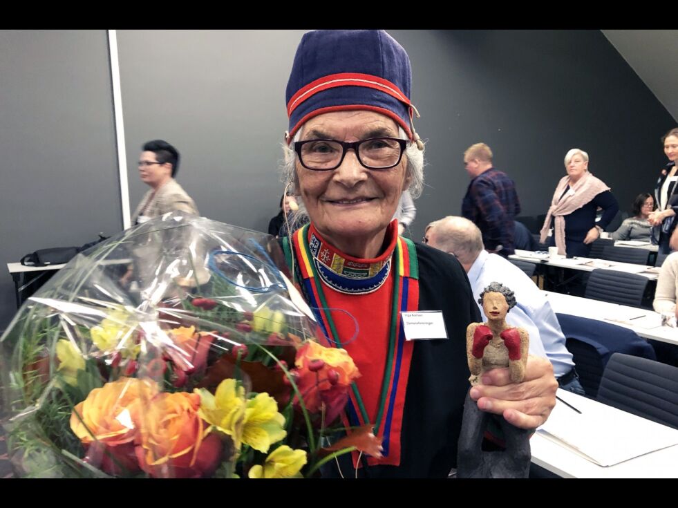 Inga Karlsen med den nymottatte prisen.
 Foto: Jan Eskil Severinsen/Helse Nord
