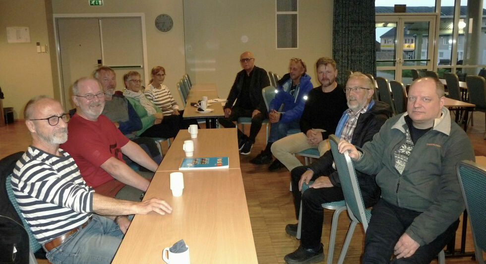 De ønsker å få i gang et finsk språkkurs. Fra venstre Ronny Johnsen, Geir Vorren, Sigmund Baumann, Liv Karin Wickstrøm, Ingrid Mietinen, Hans Fredrik Esbensen, Johan Øen Pedersen, Stein Mathisen, Roger Henninen og Melker Laitamaa.
Foto: Bjørn Hildonen