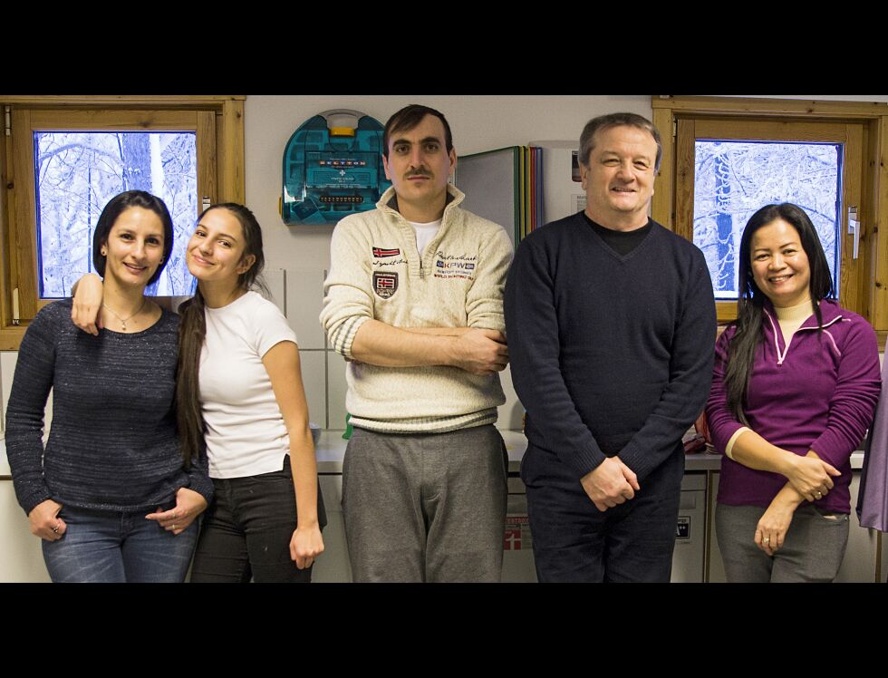 Gabriela, Aymará, Abdulhmad, Slaviša og Jemima var blant de som stod bak den gode maten de besøkende fikk lov å smake på.
 Foto: June  Helén Bjørnback