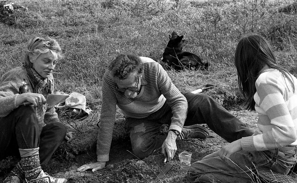 Fra arkeologiske utgravninger ved Virdnejávri 1985. Fra venstre Toril Ekeland, Povl Simonsen og assistent Susanne Hætta (11 år).
 Foto: Odd Mathis Hætta
