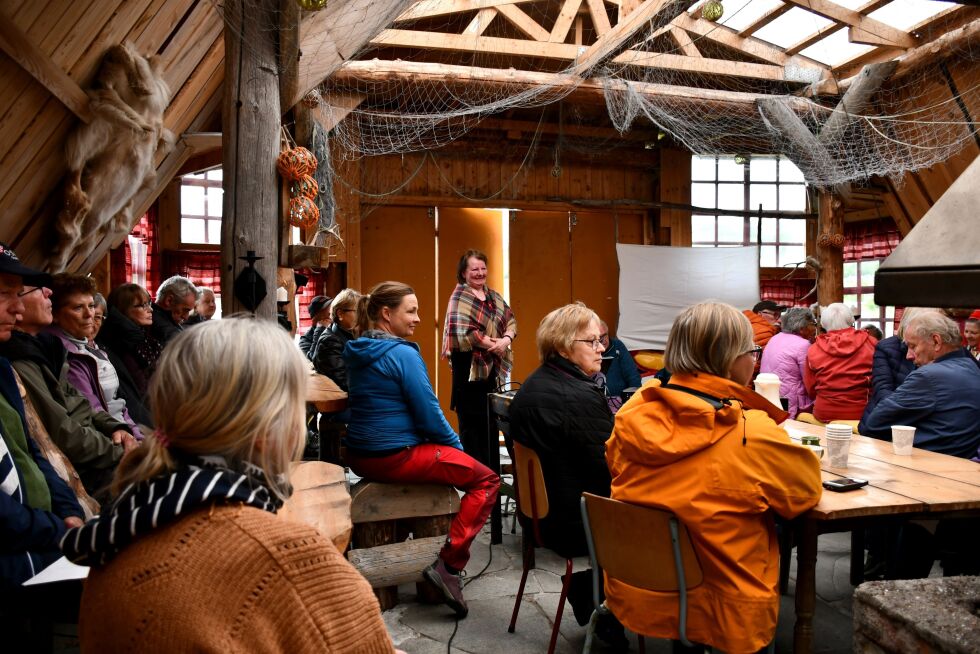 Det var godt oppmøte da Sjøsamisk tun arrangerte verdde-treff, og over 50 personer tok turen til Smørfjord denne dagen. Kristine Gaup Grønmo (stående) innledet med et foredrag om mat og tradisjoner.
 Foto: Irene Andersen