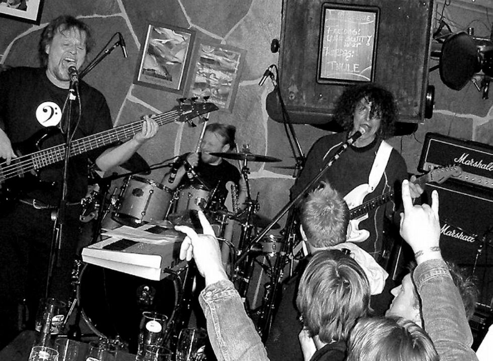 Her spiller Thule konsert på utestedet Bryggeriet i Honningsvåg en gang på 1990-tallet.
 Foto: Privat