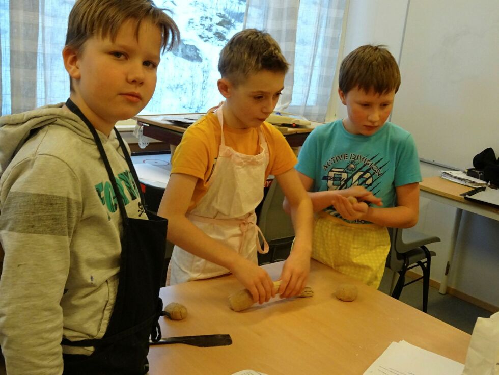 Bakemesterne Brage, Lucas og Alexander fordeler deigen broderlig.
 Foto: Jakobsnes Oppvekstsenter