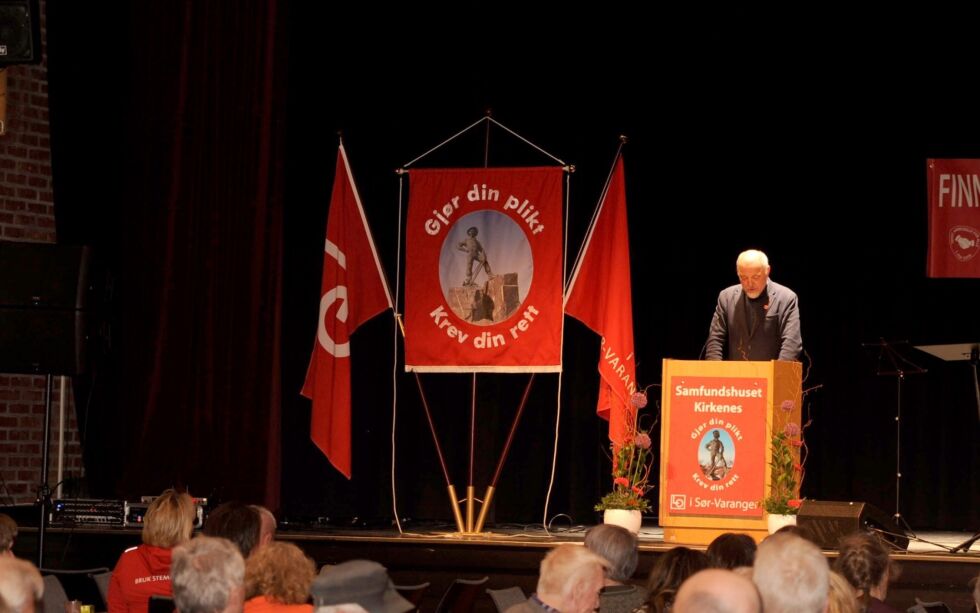 Arkivfoto fra 1.mai arrangement i Kirkenes, ordfører Rune Rafaelsen taler.
 Foto: Karsten Ugelik