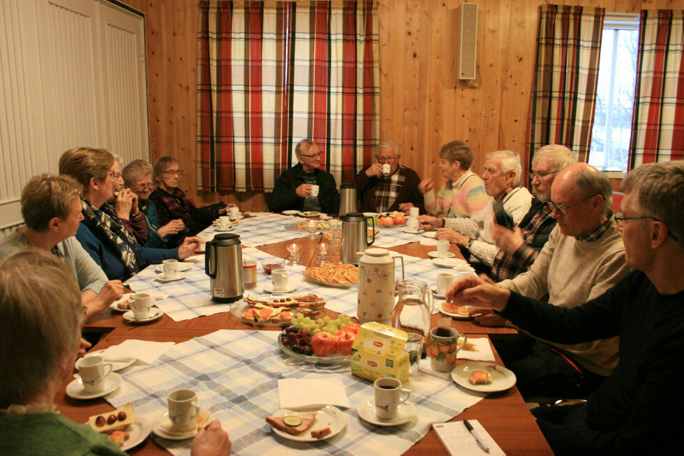 Det var bevertning der alle lot til å kose seg med livlig prat.
 Foto: Anthon Sivertsen