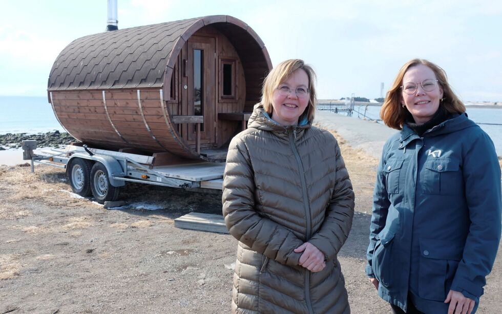Hilde Skjerven Bersvendsen (til venstre) og Monica Milch Gebhardt inviterer til saunafestival i Ytrebyfjæra i Vadsø. I bakgrunn til høyre deler av moloen der det er planlagt bygging av en sauna på molospissen.
 Foto: Bjørn Hildonen