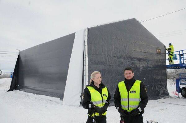 Plasthall satt opp ved tolla i Neiden