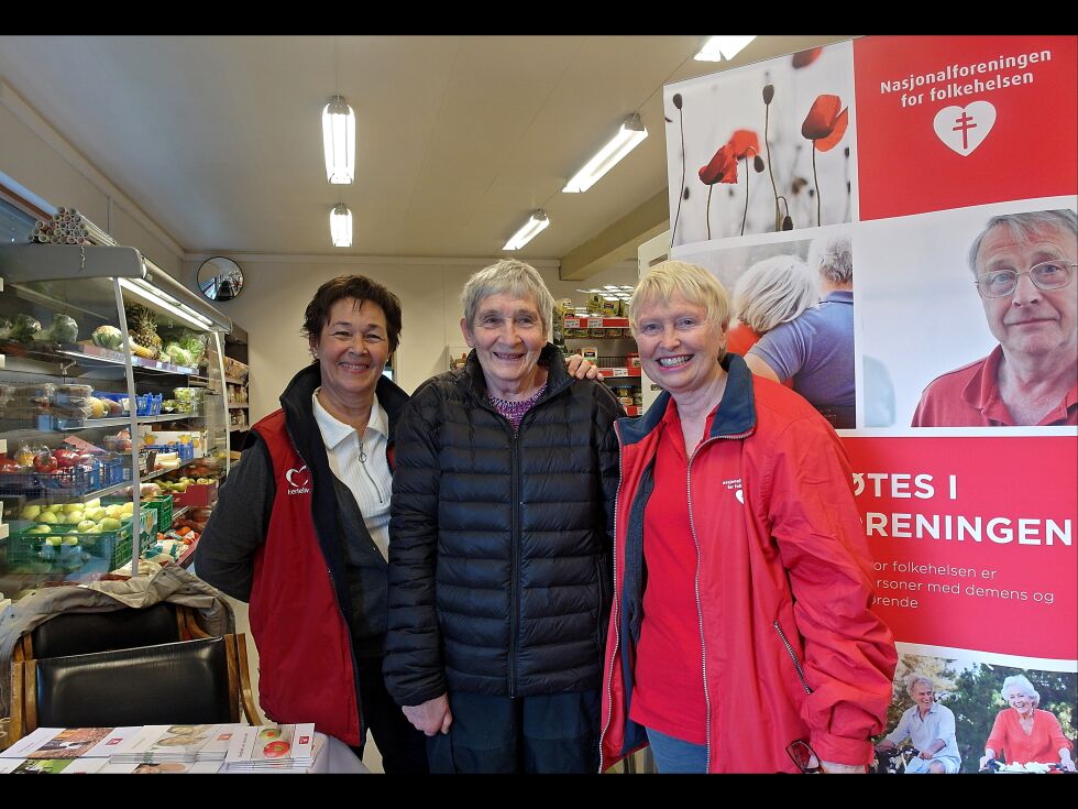 Bildet viser i midten Marit Myhre, medlem i Lebesby helselag, Kirsten G Ovesen til venstre og Målfrid Ovanger til høyre, styremedlem Finnmark fylkeslag.
 Foto: Privat