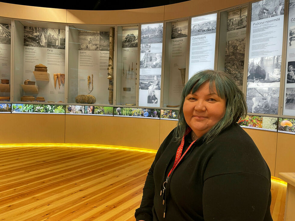Hanna-Maaria Kiprianoff er tilbake på skoltesamisk museum, midt i sin egen kultur.
 Foto: Birgitte Wisur Olsen