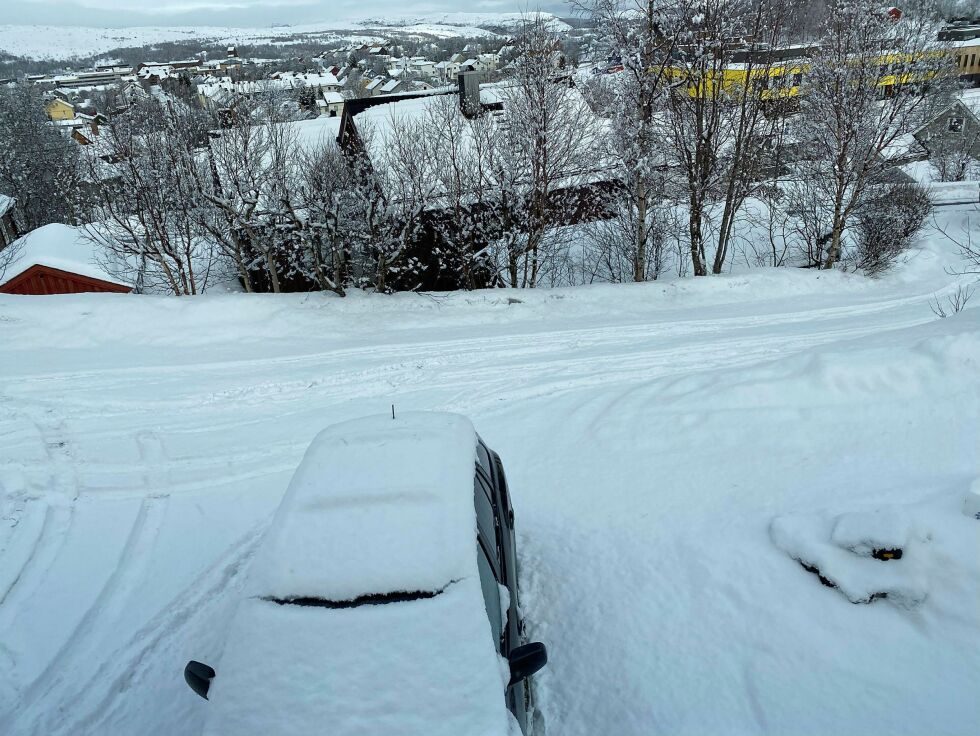Vårfornemmelsene til folk i Kirkenes fikk seg et skudd for baugen da de så ut gjennom vinduet torsdag morgen. Rundt femten centimeter tung nysne hadde lagt seg i løpet av natta. Foto: Hallgeir Henriksen
 Foto: Hallgeir Henriksen