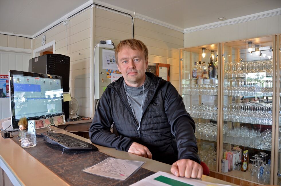 Innehaver Stein Inge Gjertsen forteller at de nå ruster opp campingen foran høysesongen som starter om få dager.
 Foto: Roger Albrigtsen