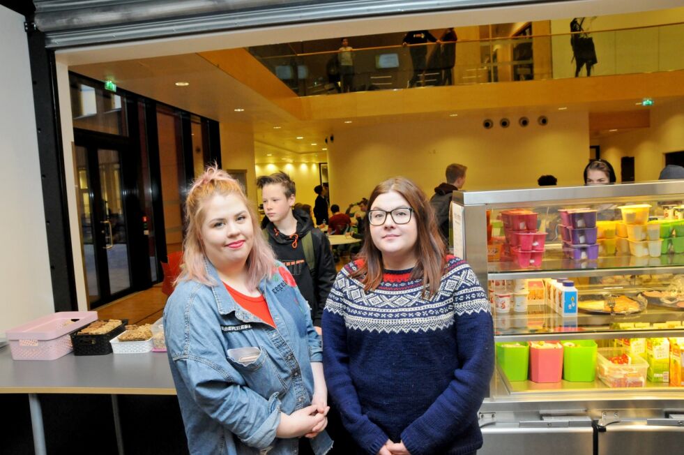 Elevassistentene Miriam Monsen (til høyre) og Ingjerd Grønbech, som har ansvaret for frokosten, mener klart at dette også er et viktig trivselstilbud.
 Foto: Hallgeir Henriksen