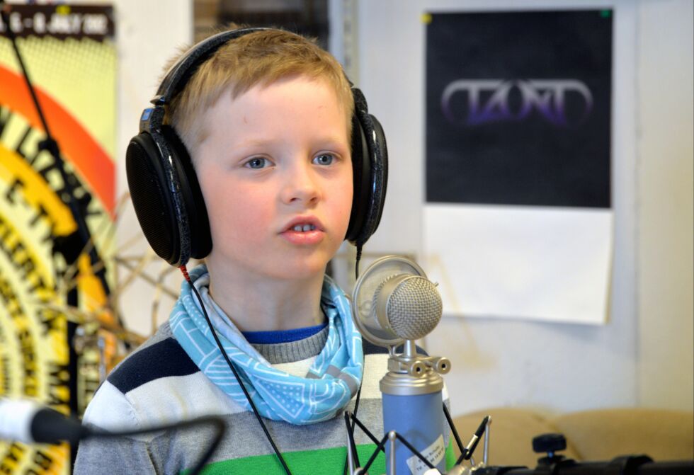 – Dette er kult, sier Johannes Martin Alfred Vidal (6 år) fra Lakselv, om sin debut i innspillingsstudio sist fredag, der han som én av 13 barn med kvænsk språkreirbakgrunn bidro med sang til CD-innspilling av kvænske barnesanger.
 Foto: Sonja E. Andersen