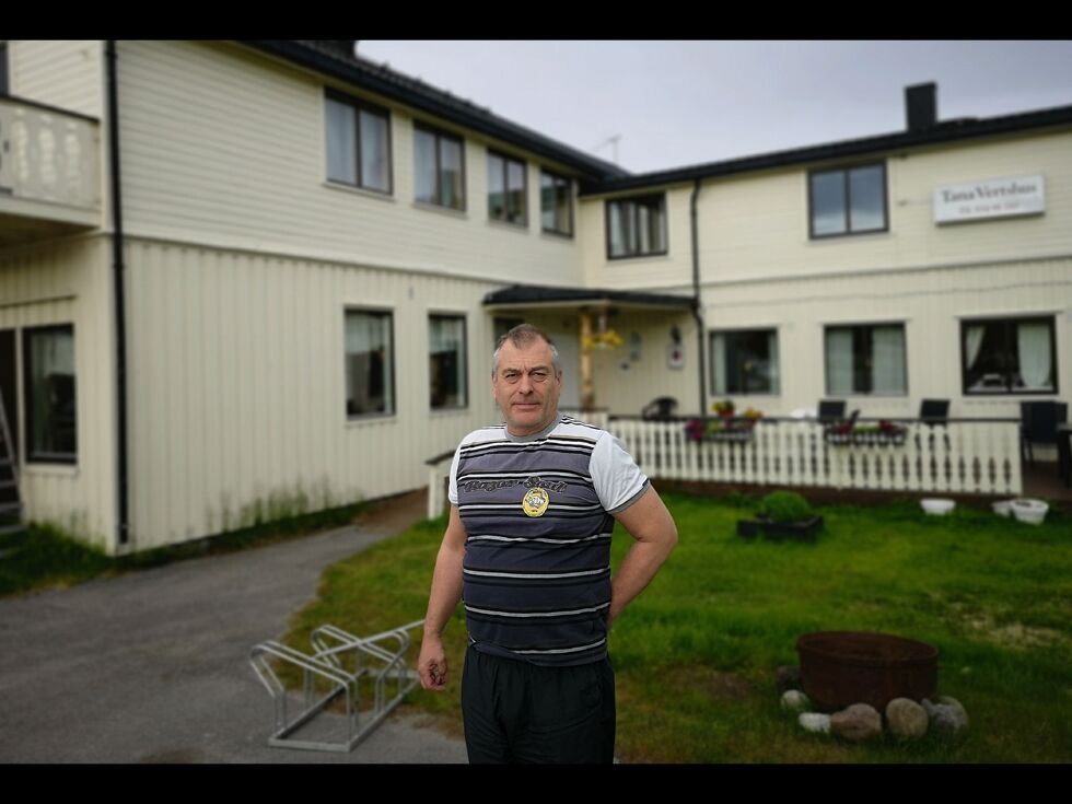 SJEKKER INTERESSEN: Torbjørn Mathisen vurderer å selge Tana Vertshus.
 Foto: Erik Brenli