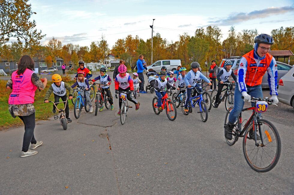 Starten går for sykkelkarusellen i Tanabru i regi av Sirbmá IL.
 Foto: Erik Brenli