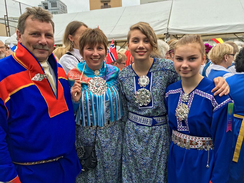 Pappa, mamma, jeg og lillesøster pyntet oss til Lions-parade. Jeg må si min mor er flink å sy!
 Foto: Ella Marie Hætta Isaksen