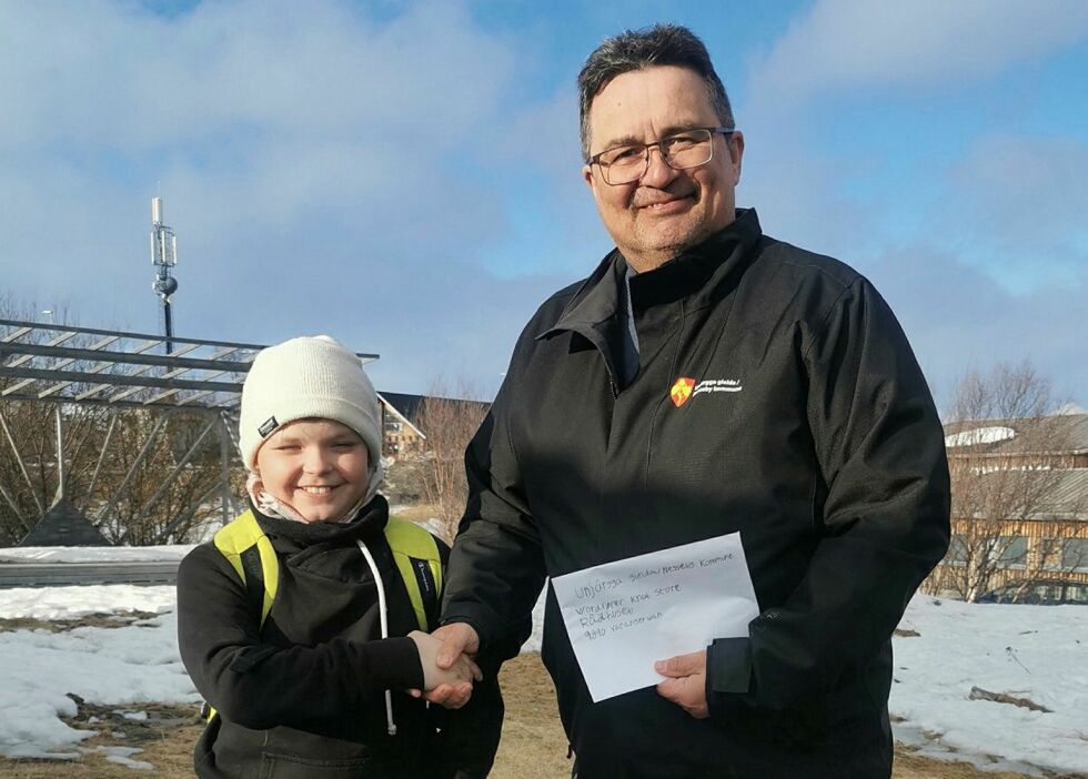 Theodor Balk-Aune Johansen er godt fornøyd med møtet han fikk med ordfører Knut Store, der tema var skatepark i Varangerbotn.
 Foto: Privat