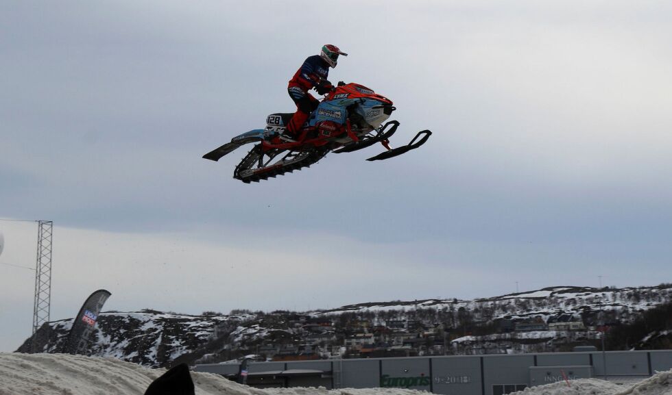 Publikum vil igjen kunne oppleve spektakulære hopp når VM i skutercross igjen kommer til Kirkenes.
 Foto: Torbjørn Ittelin
