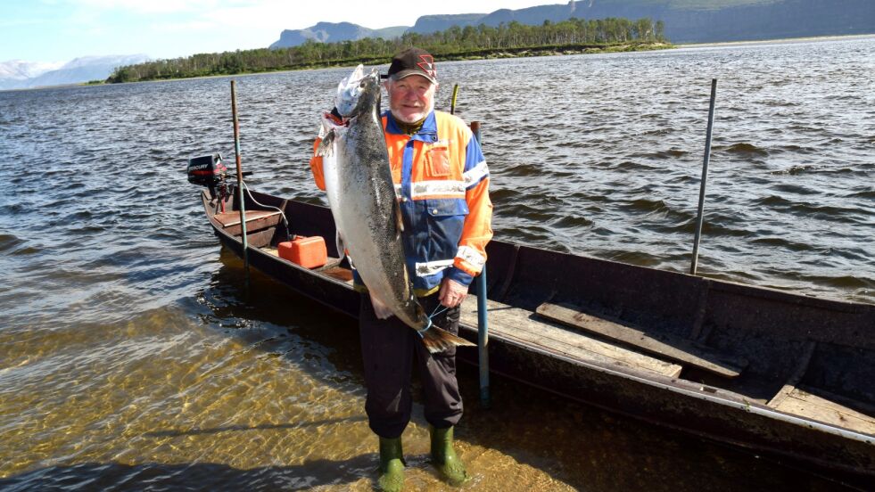 Per Andreas Mathisen fra Bonakas fikk denne storlaksen på stengsel i Nedre Tana i fjor sommer. Nå er han klar for en ny garnsesong i Tanaelva. Først med stengsel, dette fisket starter kommende mandag.
 Foto: Tom Hardy