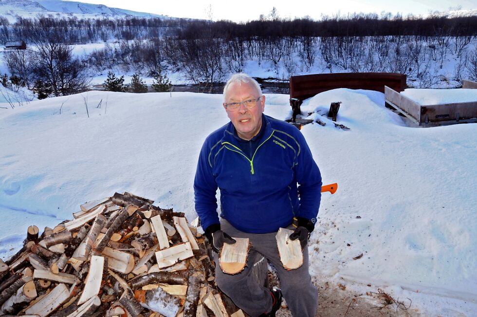 Persen mener det er beklagelig om tradisjonen med å hente sin egen ved i skogen blir borte.
 Foto: Halllgeir Henriksen