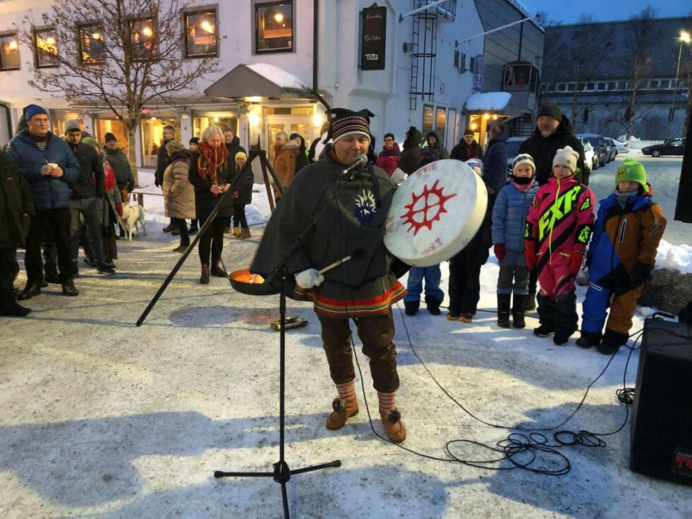 John Henrik Mienna fremførte en egen joik til kongekrabba i gågata i Kirkenes lørdag. Foto: Hallgeir Henriksen