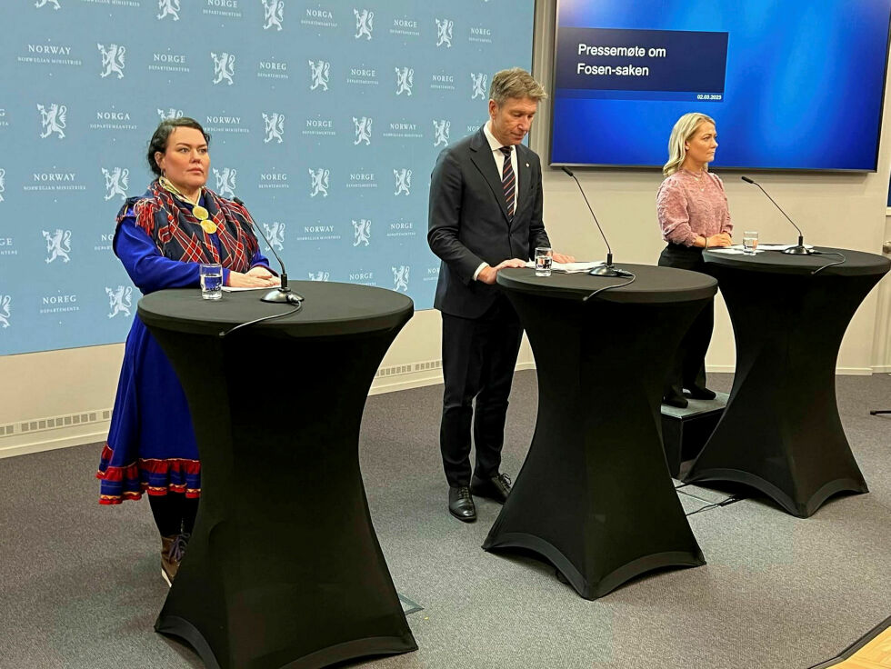 Sametingspresident Silje Karine Muotka, olje- og energiminister Terje Aasland og landbruks og matminister Sandra Borch. Bildet er fra pressekonferansen rett etter konsultasjonsmøtet 2. mars.
 Foto: Sametinget