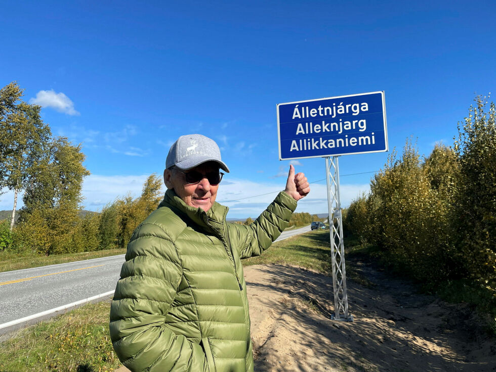 – Førsteklasses, mener Hansa Magga om at skiltet med navnet på bygda nå har kommet opp.
 Foto: Birgitte Wisur Olsen