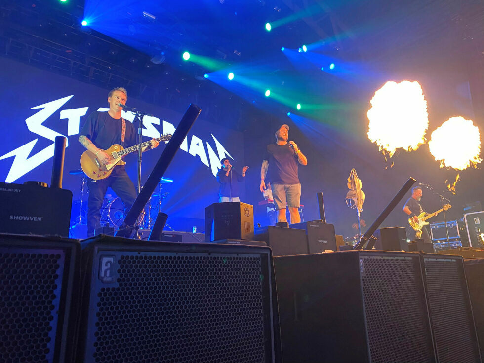 Staysman brisket seg med fyr og flamme på scenen.
 Foto: Emil Danielsen
