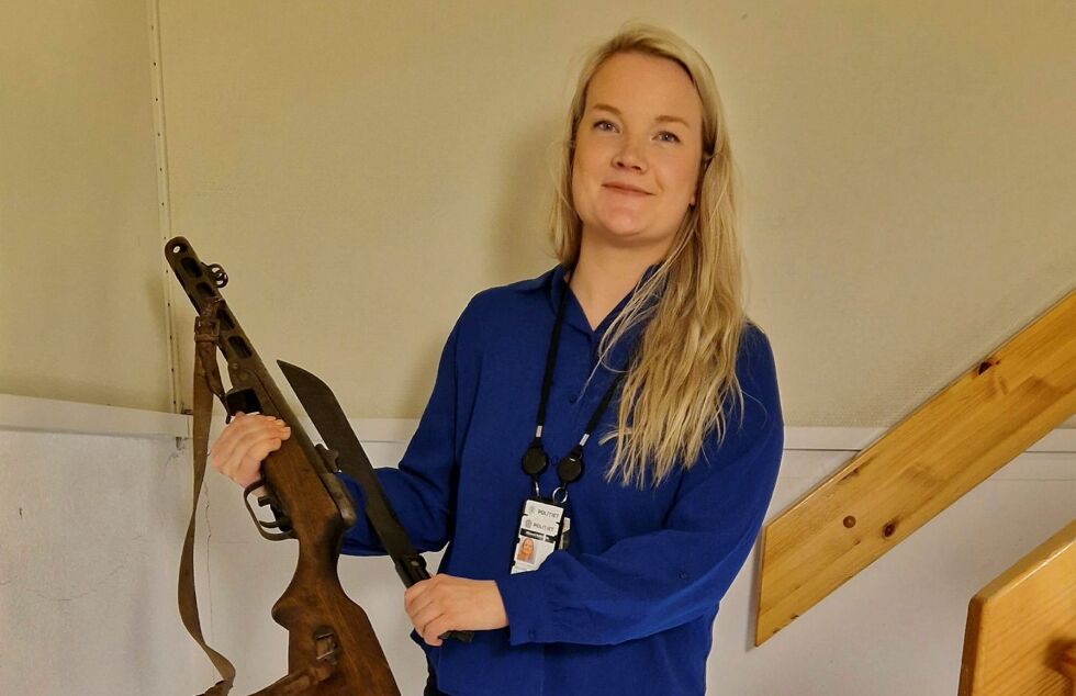 Ingunn Larsen Hochlin hos politiet i Finnmark forteller at det meste som leveres inn i Finnmark er gamle hagler og rifler, men også macheter.
Foto: Politiet i Finnmark