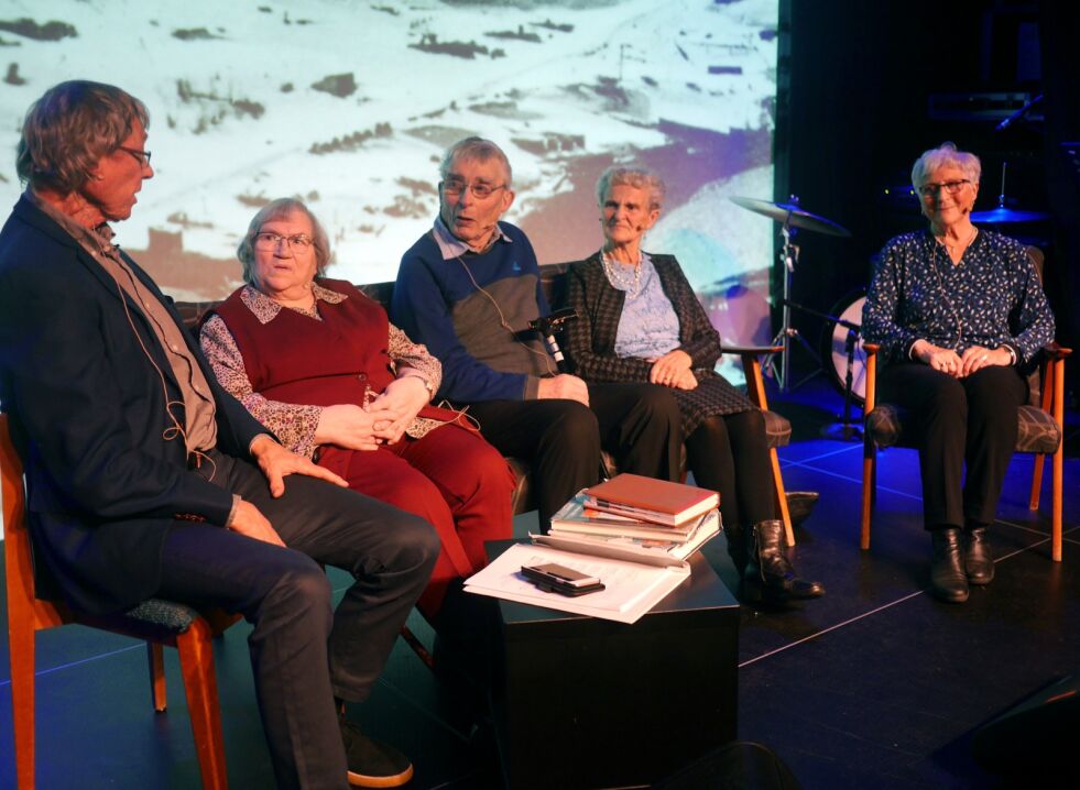 De fortalte om hva de opplevde høsten 1944 til Knut Erik Jensen (til venstre) og et fullsatt Perleporten kulturhus. Fra venstre Annie Mobakk, Odin Johansen, Ruth Amundsen og May Larsen.
 Foto: Geir Johansen