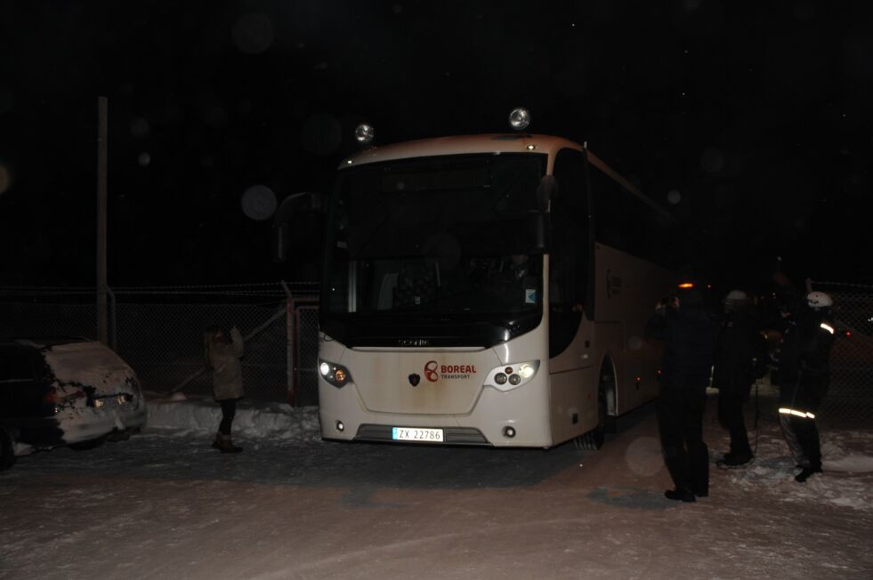 TIL RUSSLAND: Den første bussen med flyktinger, som skal returneres til Russland, gikk fra Vestleiren tirsdag kveld.
 Foto: Hallgeir Henriksen