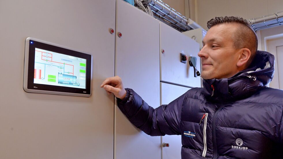– På dette lille panelet har vi full oversikt over hele anlegget, og hvor eventuelle problemer oppstår. Denne tavla har også operatørene på sine telefoner, sier Daniel Valstad.
 Foto: Sonja E. Andersen