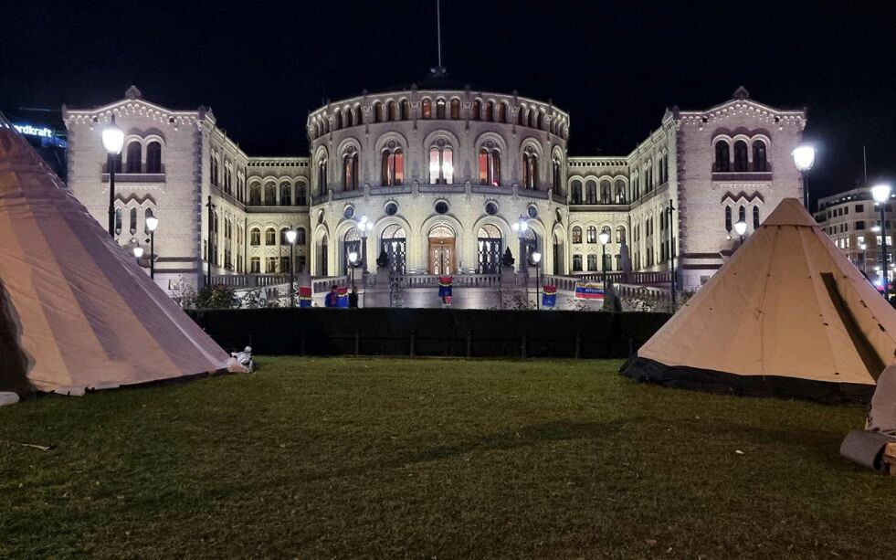 Løvebakken siida markerer at regjeringen fremdeles bryter samenes menneskerettigheter, to år etter at dommen falt i Høyesterett.
 Foto: Steinar Solaas
